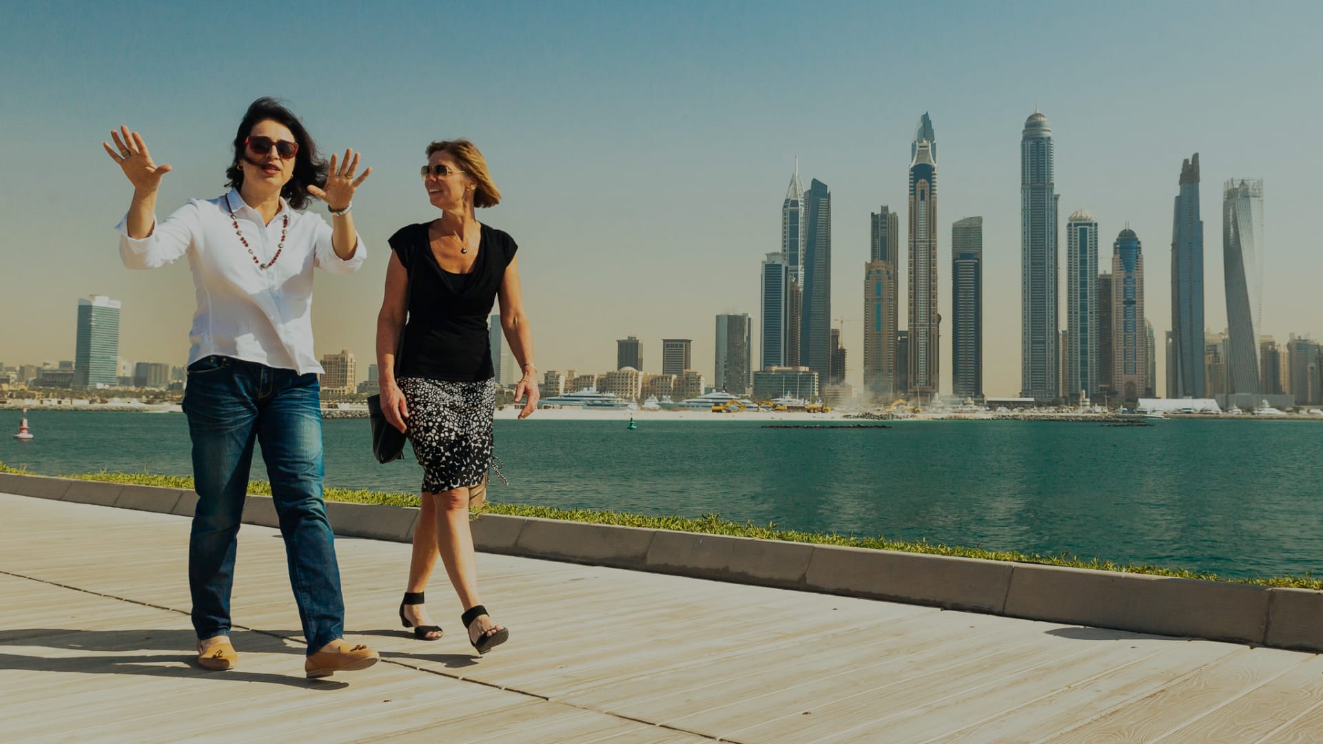 Открыт ли дубай для туристов сейчас. Индивидуальные экскурсии Дубай. Туристы в Дубае. Экскурсоводы по Дубаю.
